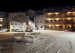 Exterior - Walk to Loon! Top 5% Rated Studio  Pool, Hot Tub & Full Kitchen (Lincoln)