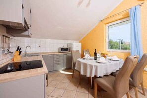 Réfrigérateur, four à micro-ondes, un four, surface de cuisson