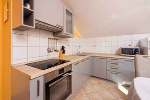Fridge, microwave, oven, stovetop - Holiday apartment near the sea (Dramalj)