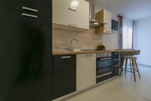 Frigorifero, microonde, forno, piano cottura