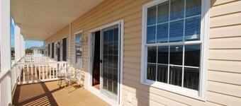 Captains View Villa - Spacious 3-level townhome two blocks from the boardwalk