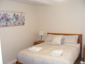 2 soverom, skrivebord, strykejern/-brett og reiseseng for barn