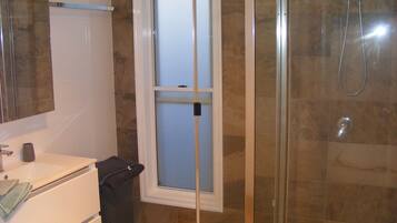 Chuveiro, secador de cabelo, toalhas de banho, sabonete