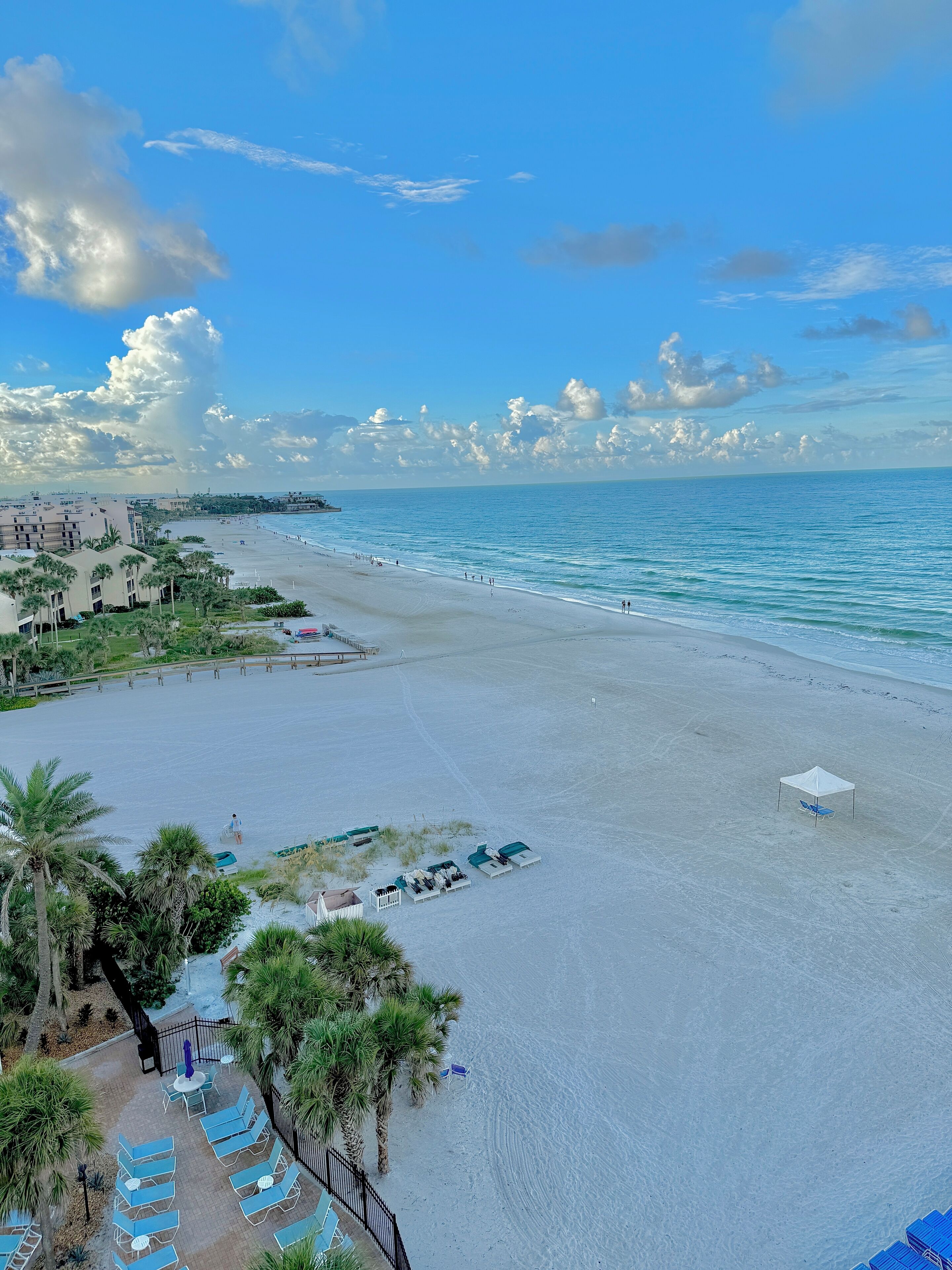 En la playa y camastros 