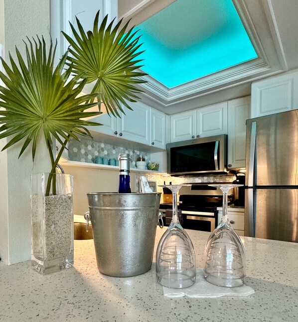 Fridge, microwave, oven, dishwasher - Perfect sunset views. Remodeled & new furniture bight and airy! (Siesta Key)