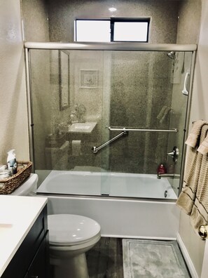 Bañera con ducha, secador de pelo, toallas, jabón