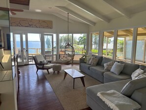 Smart TV, books - OCEANFRONT DUPLEX, with POOL, SAUNA and steps from BEACH (Hilo)