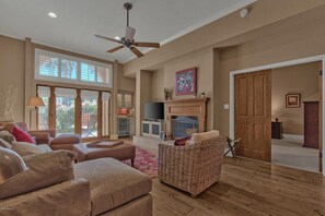 Smart-TV, peis, DVD-spiller og musikkbibliotek