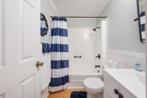 SĂšche-cheveux, serviettes fournies, savon, papier toilette