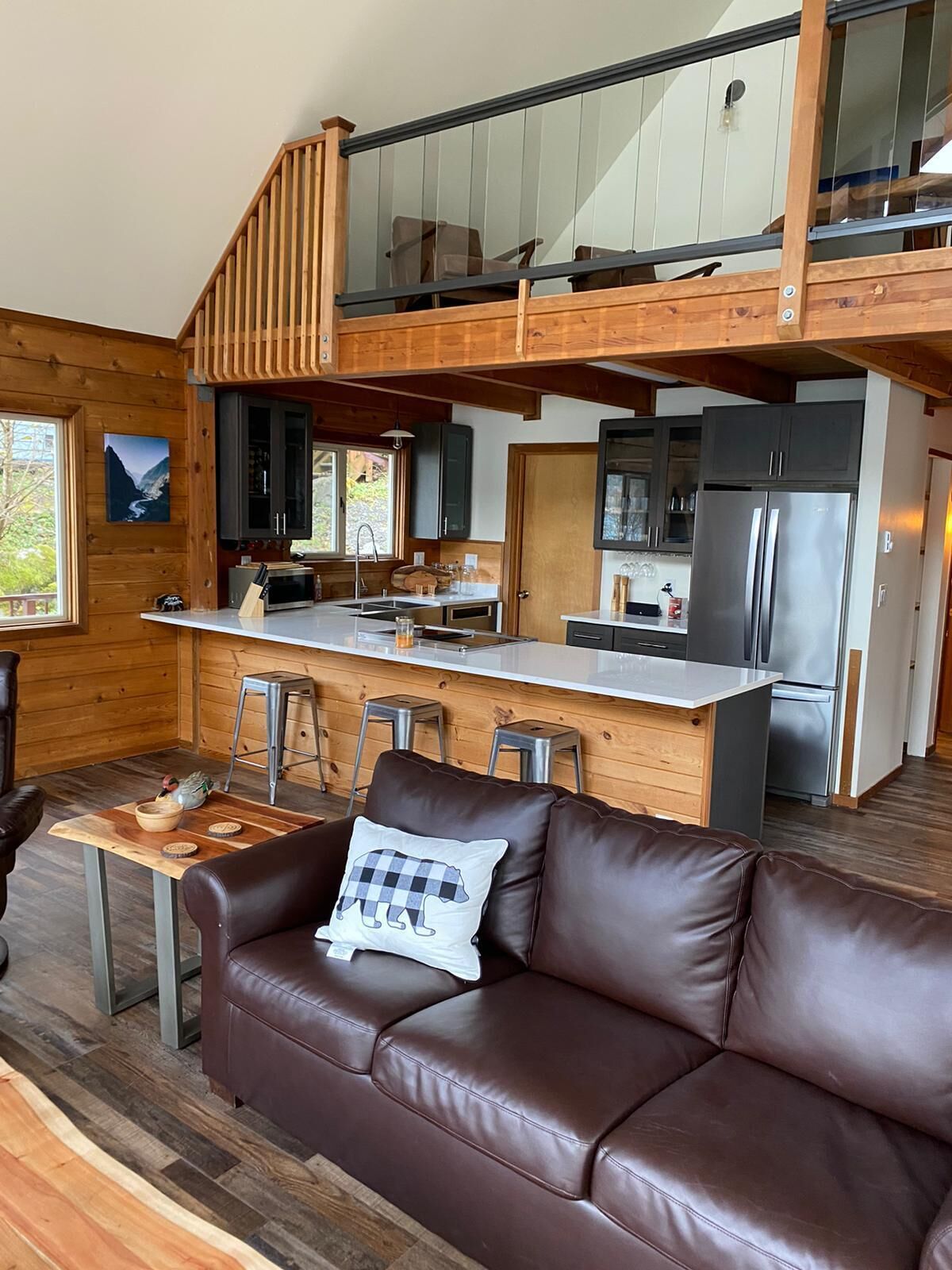 Televisor intel·ligent, llar de foc, llibres i estèreo 