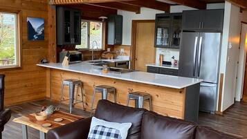 Smart-TV, Kamin, Bücher, Stereoanlage