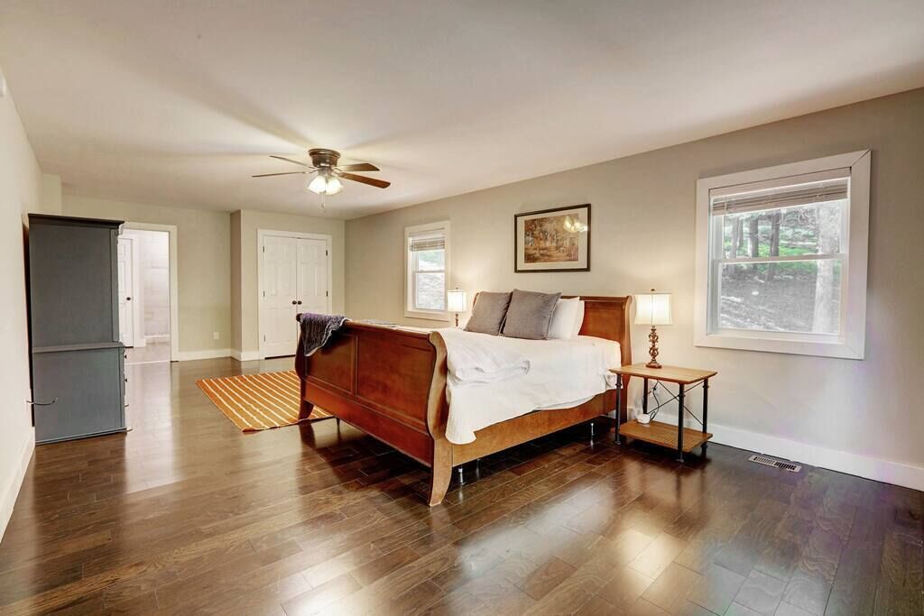 6 bedrooms, iron/ironing board, WiFi, bed sheets