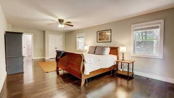 6 bedrooms, iron/ironing board, WiFi, bed sheets