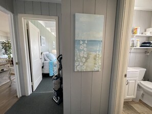 Combined shower/bathtub, towels