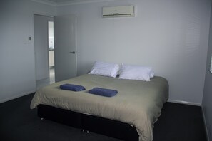 4 slaapkamers, een strijkplank/strijkijzer, reisbedje, wifi