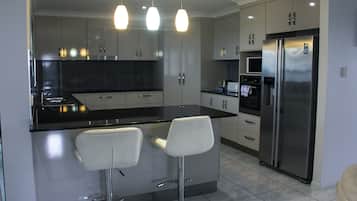 Frigorifero, microonde, forno, piano cottura