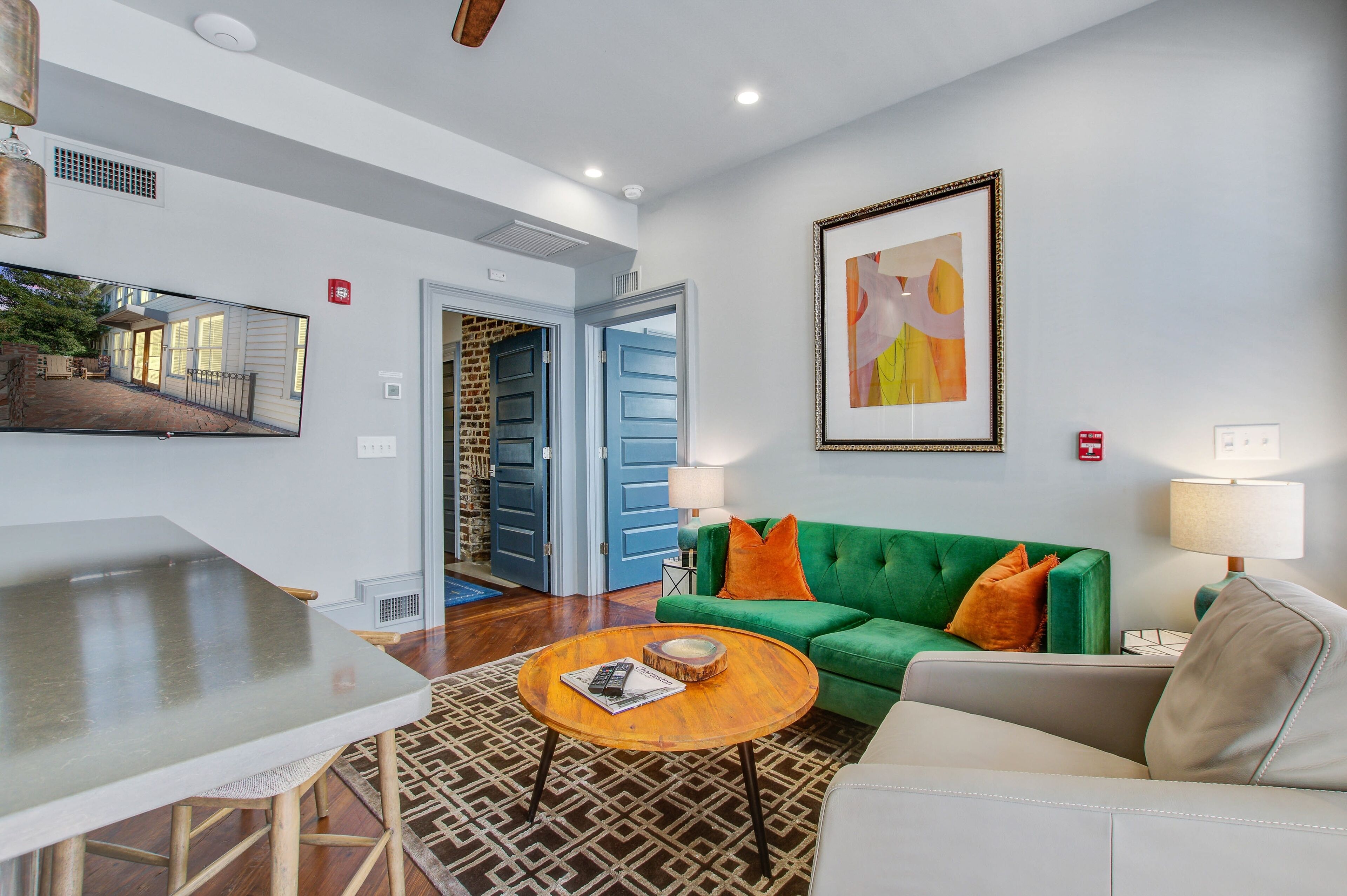 Charming condo with incredible location, cable TV & full kitchen