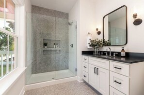 Baignoire, sèche-cheveux, serviettes fournies, savon