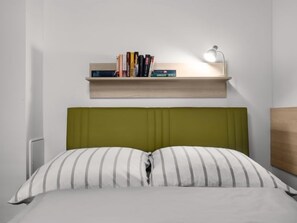 1 bedroom, desk, WiFi