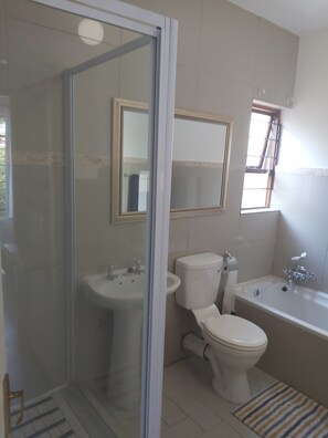 Duschwanne, Handtücher, Toilettenpapier