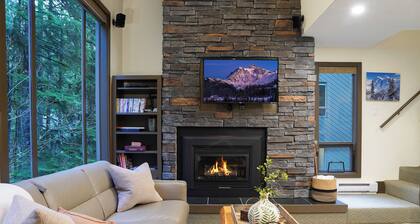 Mountain Modern Snowater condo! Fireplace, Pool, Spa, Sauna, indoor sports courts!