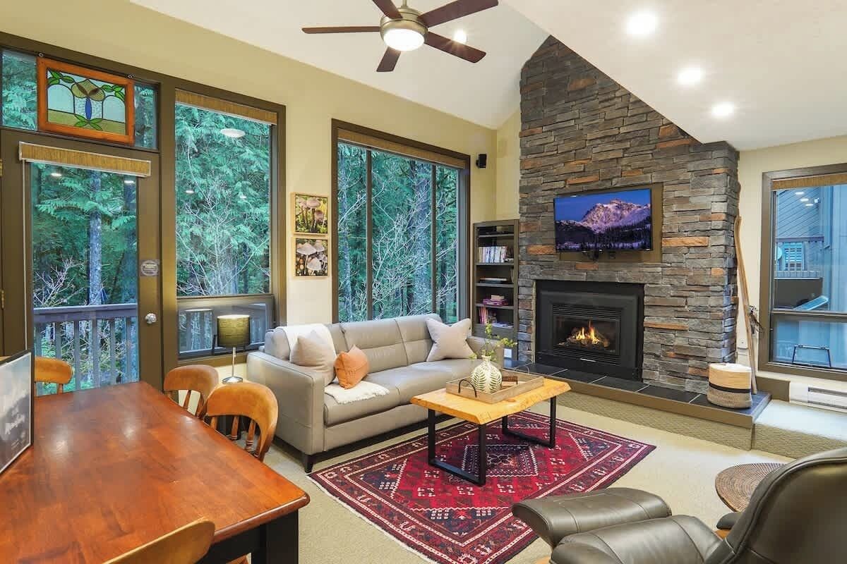 Smart TV, fireplace, DVD player, ping pong