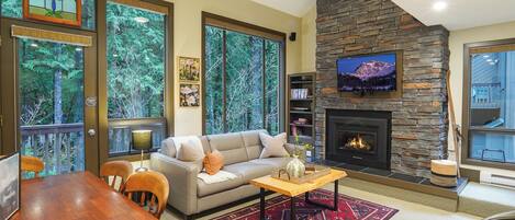 Smart-TV, Kamin, DVD-Player, Tischtennisplatte