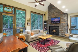 Smart TV, fireplace, DVD player, table tennis