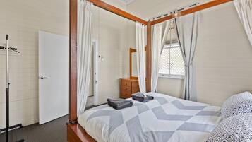 4 slaapkamers, een strijkplank/strijkijzer, reisbedje, wifi