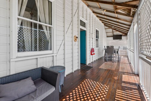 4-Bed QLDer: Deck+TV, 100m to Water Park & Caneland, 3 Car Parks. Sleeps 11
