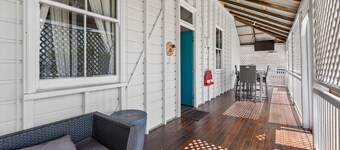 4-Bed QLDer: Deck+TV, 100m to Water Park & Caneland, 3 Car Parks. Sleeps 11