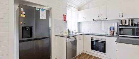 Geladeira, micro-ondas, fogão, cooktop