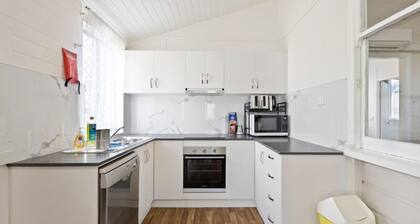 4-Bed QLDer: Deck+TV, 100m to Water Park & Caneland, 3 Car Parks. Sleeps 11