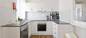 4-Bed QLDer: Deck+TV, 100m to Water Park & Caneland, 3 Car Parks. Sleeps 11