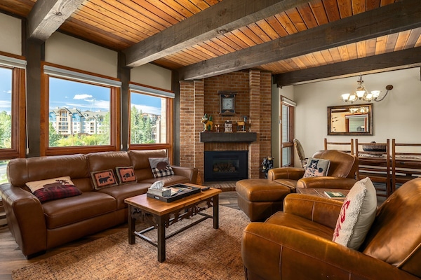Open, spacious Lodge unit, easy walk to the base!