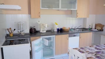 Kühlschrank, Ofen, Geschirrspüler, Hochstuhl