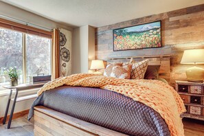 3 bedrooms, desk, iron/ironing board, travel crib - Ski, Hike & Relax: Eden Condo w/ Hot Tub Access (Eden)