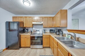 Geladeira, micro-ondas, cooktop, lava-louças
