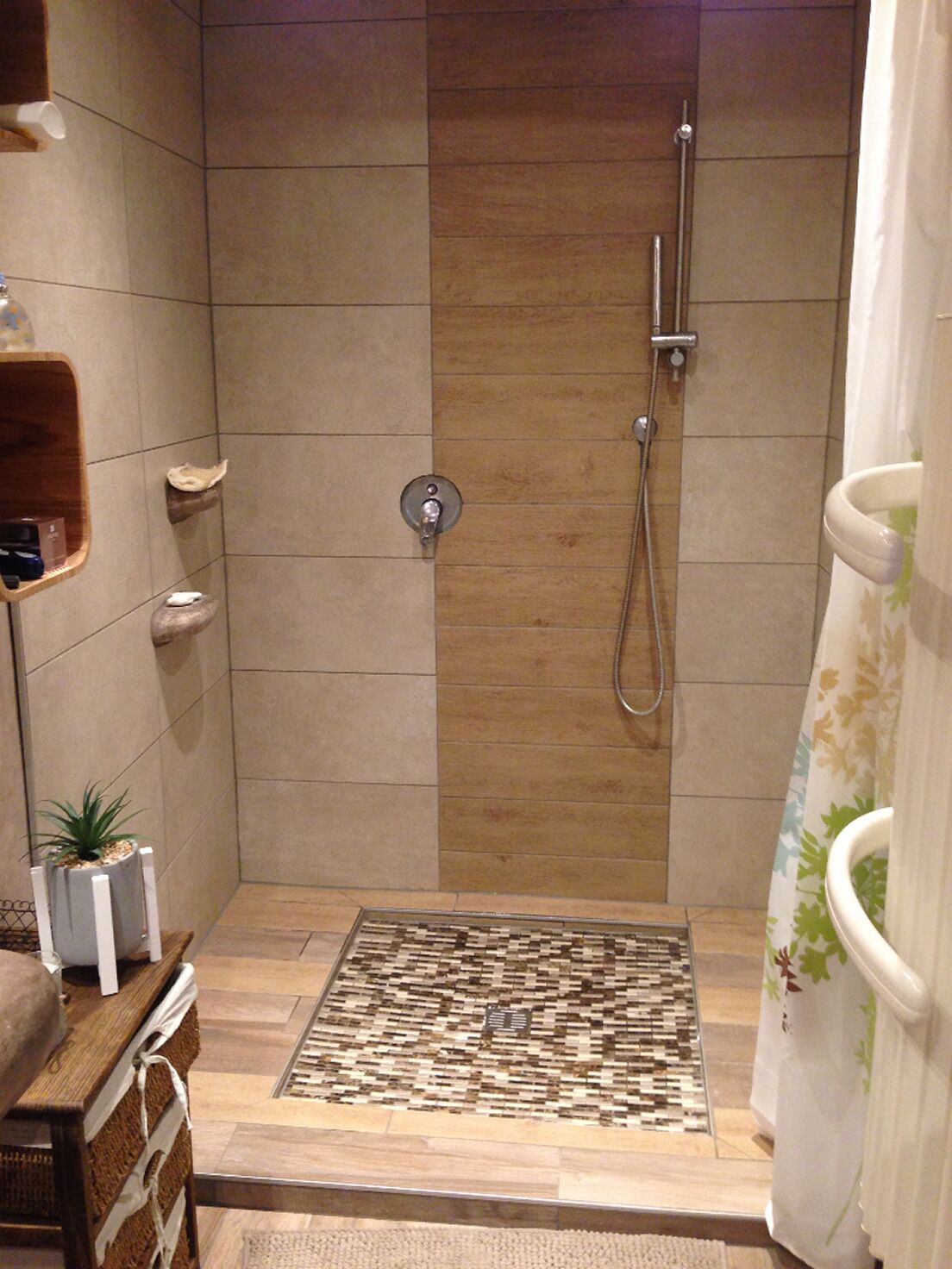 Douche, serviettes fournies, savon, papier toilette