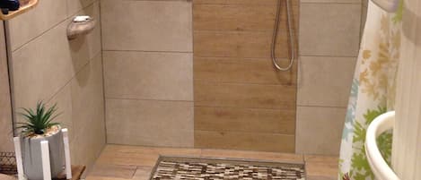 Douche, serviettes fournies, savon, papier toilette