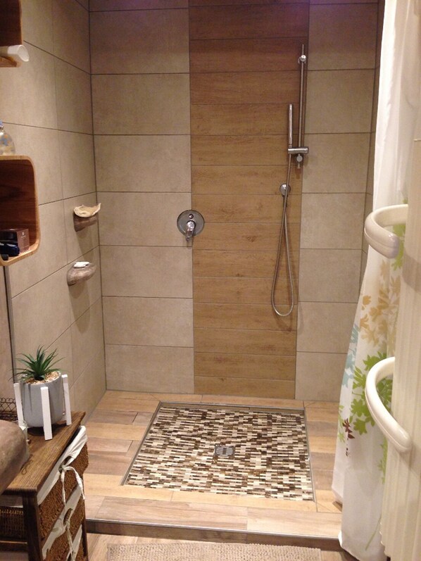 Douche, serviettes fournies, savon, papier de toilette