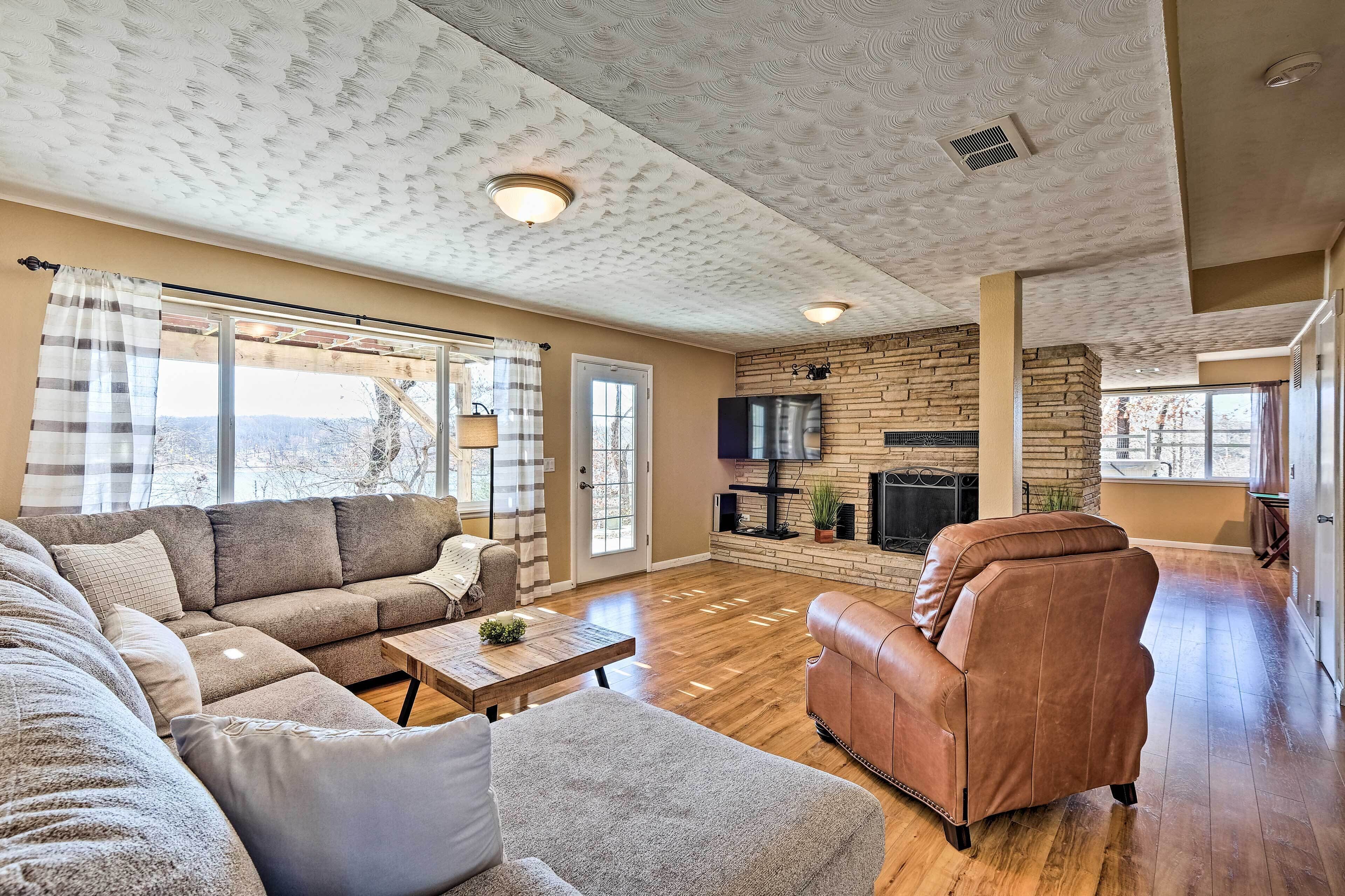Large Beaver Lake Hideaway w/ Deck on 7 Acres!