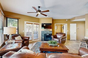 Televisión y chimenea 