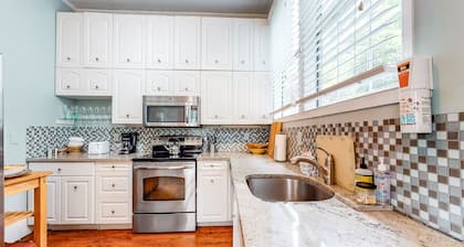 Dog-friendly home with AC, fireplace & W/D - one block to King Street dining
