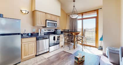 4th-floor coursefront condo with balcony & washer/dryer