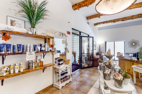 Interior - 4th-floor coursefront condo with balcony & washer/dryer (Wisconsin Dells)