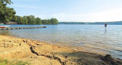 Twin Bungalow at Black Lake, Schwarz