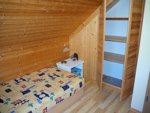 2 bedrooms, travel crib, bed sheets