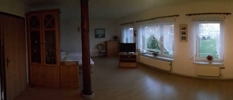 1 bedroom, travel cot