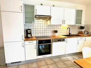 Kühlschrank, Mikrowelle, Ofen, Geschirrspüler